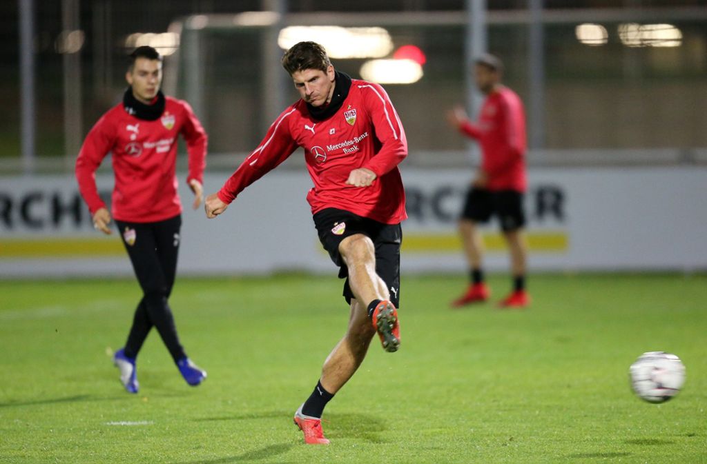 Mario Gomez hofft in der Bundesliga wieder auf einen Treffer. Dafür gibt der Stürmer im Training Vollgas.