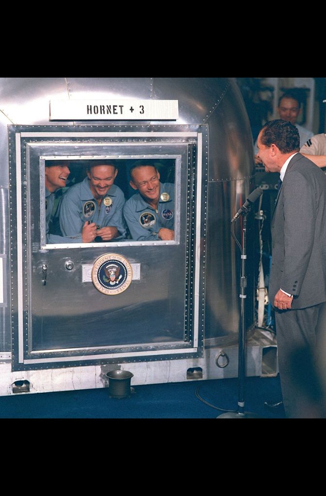 US-Präsident Richard Nixon besucht die Apollo-Astronauten während der Quarantäne.