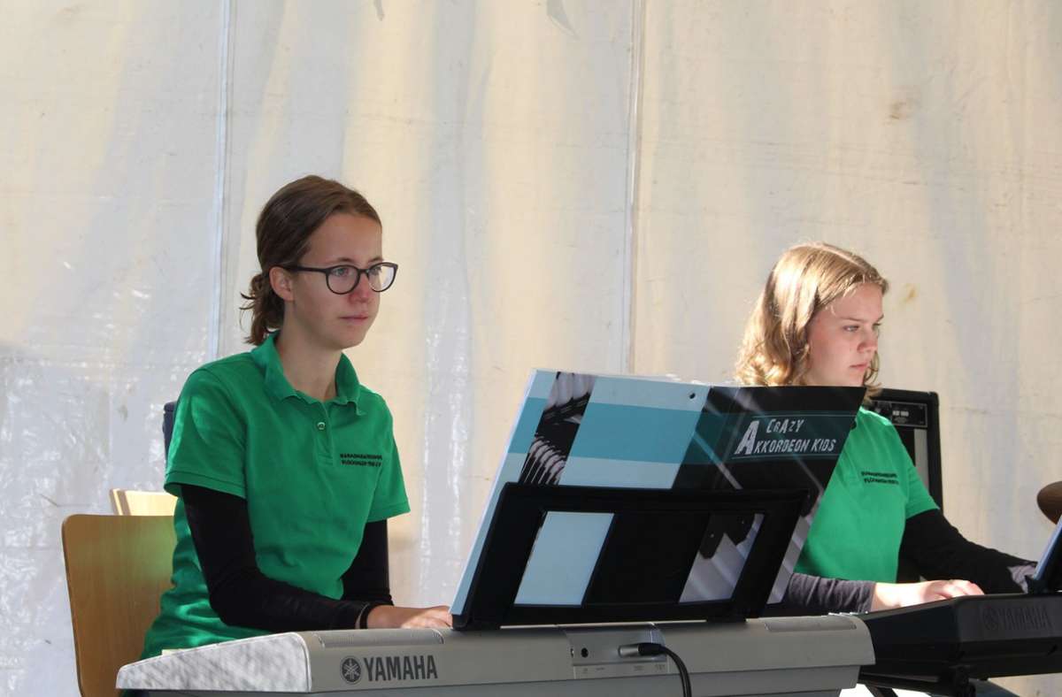 Die Jugend der Harmonikafreunde Plochingen auf der Kulturbühne im Dettingerpark.