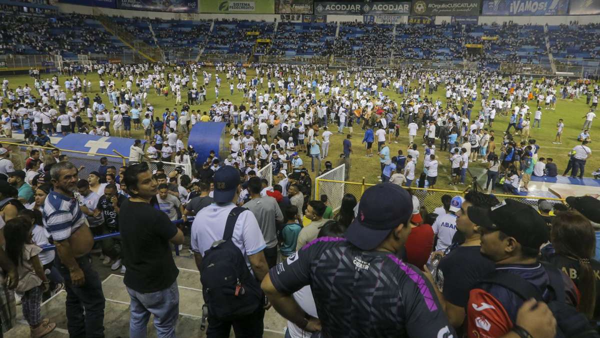 Stadionkatastrophe in El Salvador: Fußballverband bricht Meisterschaft nach Massenpanik ab