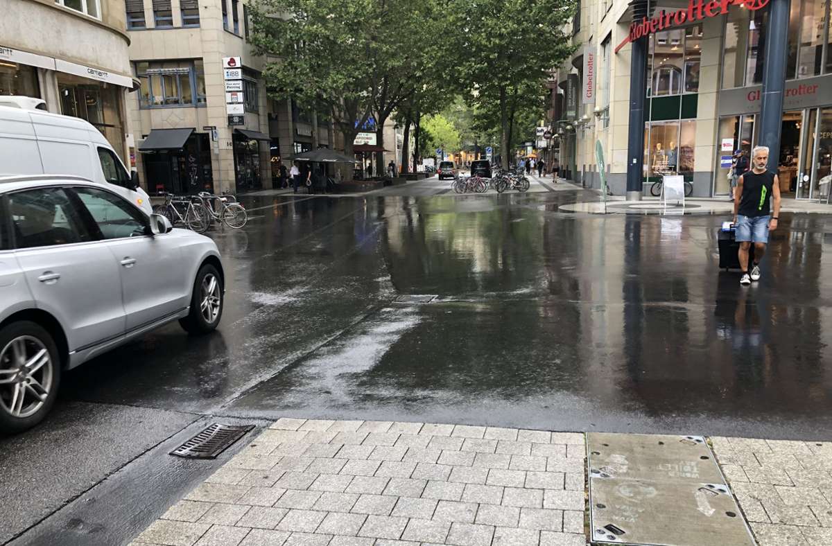 Die Kreuzung Tübinger Straße/Christophstraße: Der Belag ist wieder weg, Asphalt eingebaut. Dieser soll in Bälde eine Oberfläche bekommen, die zum Restbelag in der Umgebung passt.