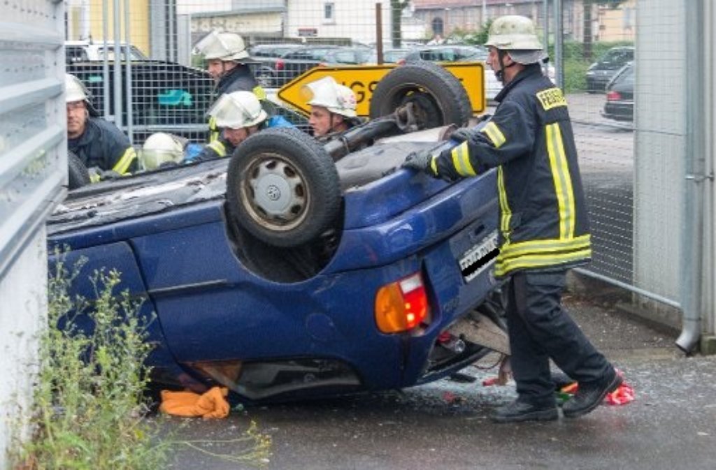 Nach dem Sturz von einer Brücke in Esslingen ist der Wagen einer 36-Jährigen am Montag auf dem Dach gelandet.