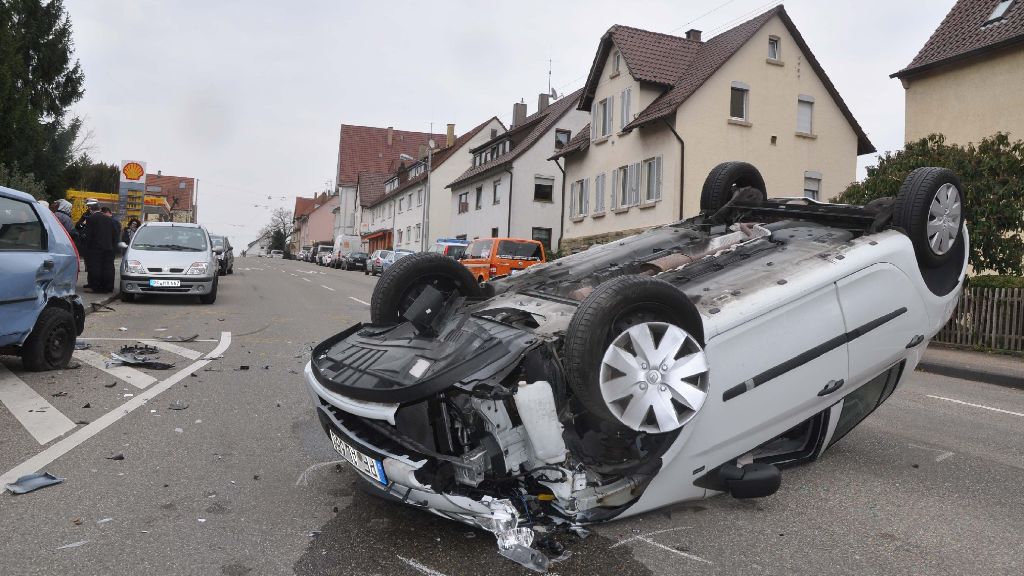 Blaulicht aus Stuttgart: 6. April: Drei Verletzte bei Pkw-Überschlag