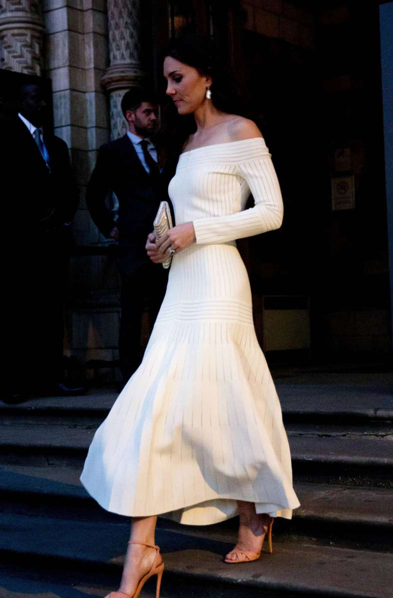 2016: In einem ganz ähnlichen Kleid mit exakt dem gleichen Ausschnitt besucht Herzogin Kate eine Kunstausstellung.