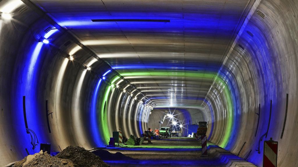  Offenbar gibt es beim Bau des Rosensteintunnels zeitliche Probleme. Eigentlich sollte dessen Eröffnung spätestens im vierten Quartal 2020 gefeiert werden. Doch jetzt steht wohl fest, dass dieser Termin nicht mehr zu halten ist. 