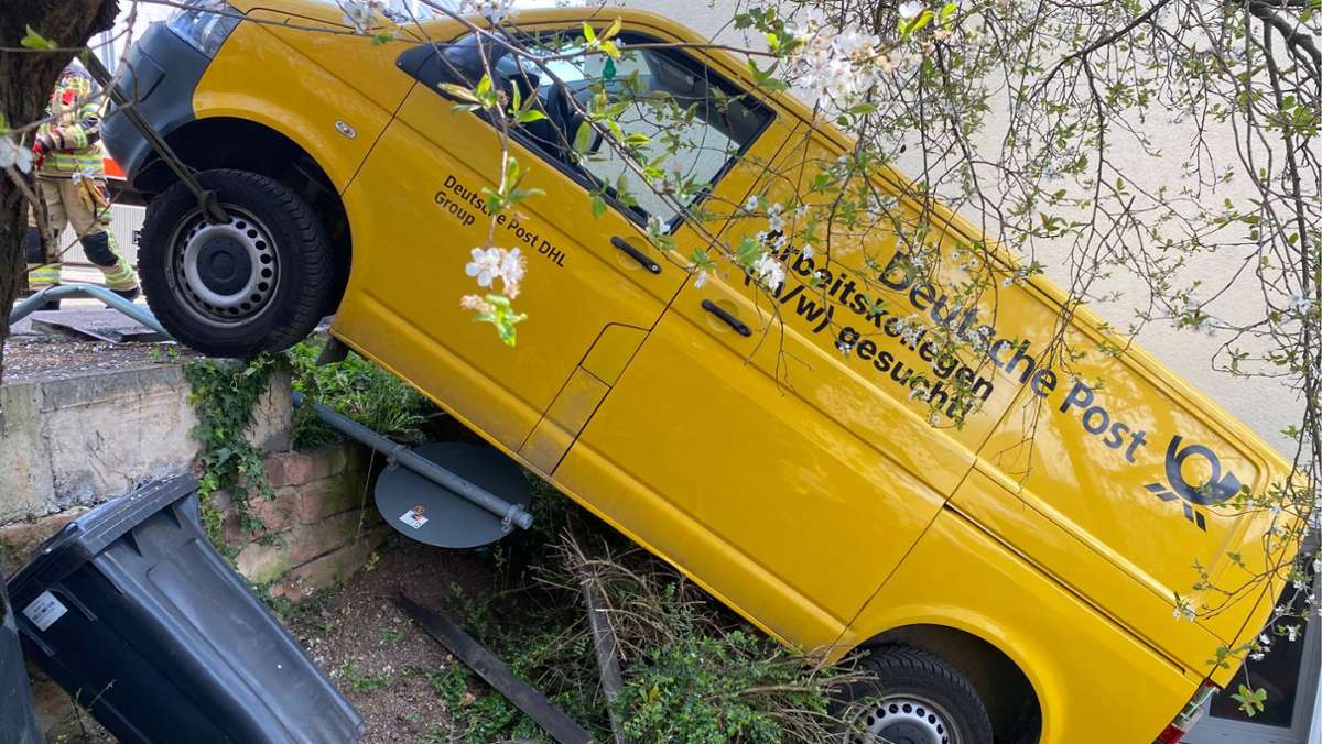 Unfall in Ditzingen: Post-Auto macht sich selbstständig