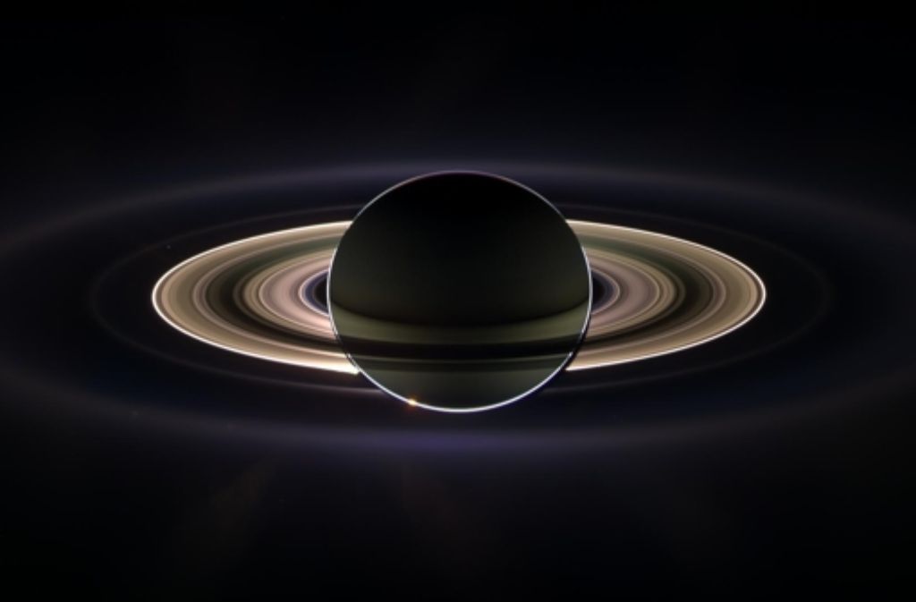 Dieses Bild des von hinten beleuchteten Saturn ist aus 165 Fotos zusammengesetzt, die die Raumsonde Cassini im September 2006 aufgenommen hat.