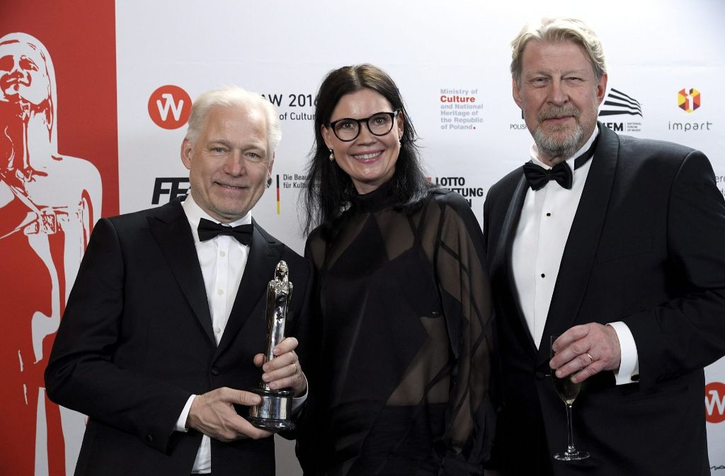 Die Macher von „Ein Mann namens Ove“ (von links) Regisseur Hannes Holm, Produzentin Annica Bellander Rune und Schauspieler Rolf Lassgard. Sie bekamen die Statue für die Beste Komödie.