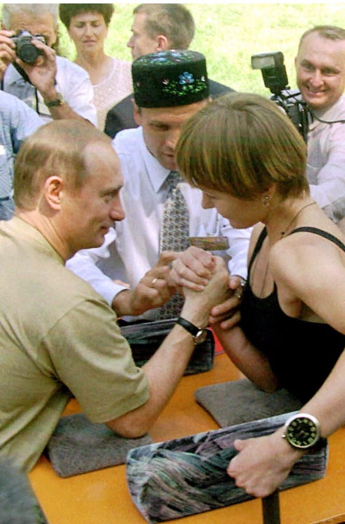 Wladimir Putin gibt sich gerne als volksnaher Staatschef. Bei einem Besuch in der Provinz Tatarstan im Juni 2000 versuchte er sich gegen eine Frau als Armdrücker.