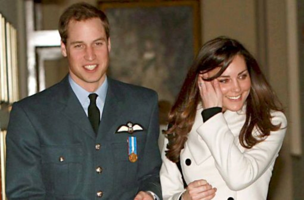 Kate und William werden immer häufiger wieder gemeinsam gesichtet, sie begleitet den Prinzen auch zu offiziellen Anlässen, wird im Buckingham Palace empfangen. Wieder wartet ein ganzes Inselvolk auf den Verlobungsring an Kates Finger...