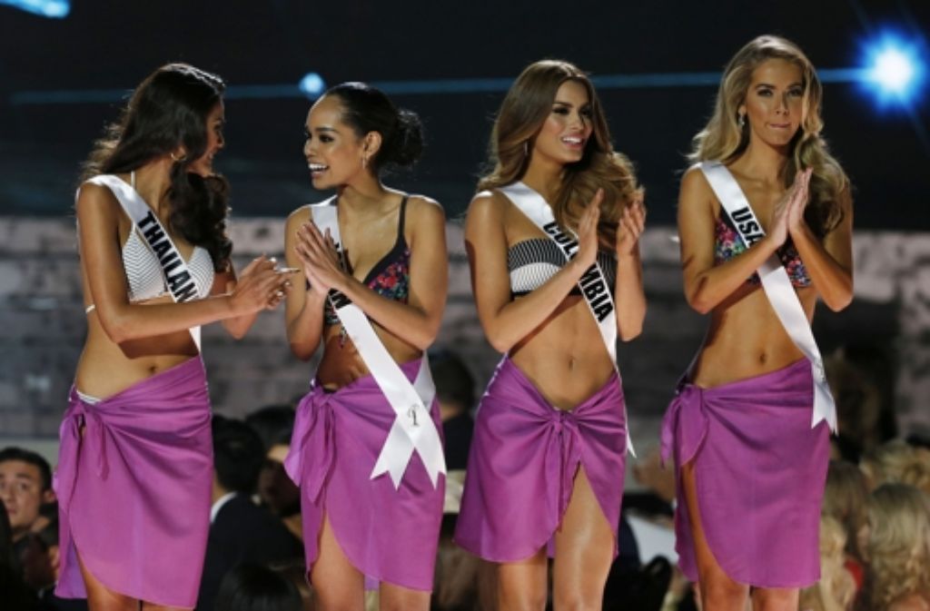 Nach dem Bademoden-Wettbewerb bekommen Miss Thailand Aniporn Chalermburanawong (v.l.), Miss Japan Ariana Miyamoto, Miss Kolumbien Ariadna Gutierrez und Miss USA Olivia Jordan einen großen Applaus.