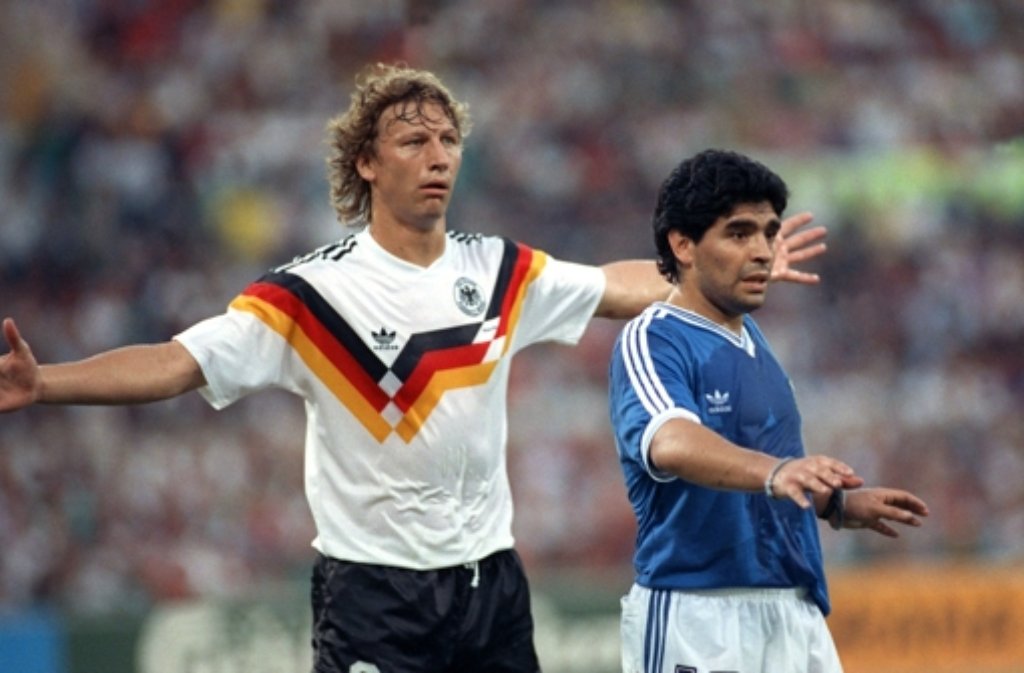 Einer der Spieler des Turnier: Guido Buchwald, wie er Diego Maradona im Finale aus dem Spiel nimmt.