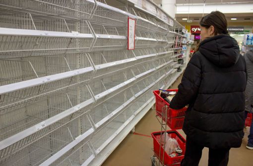 Die Menschen in Moskau, wie auf dem Bild,  müssen sich Sorgen um die Versorgung mit Grundnahrungsmitteln machen. In Deutschland  sind sie nicht berechtigt. Foto: dpa/Vlad Karkov