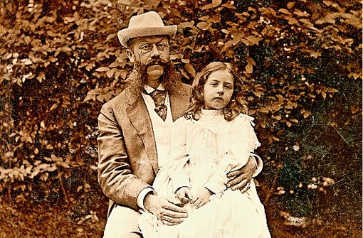 Emil Jellinek mit seiner Tochter Mercédès um die Jahrhundertwende. Foto: Mercedes-Benz