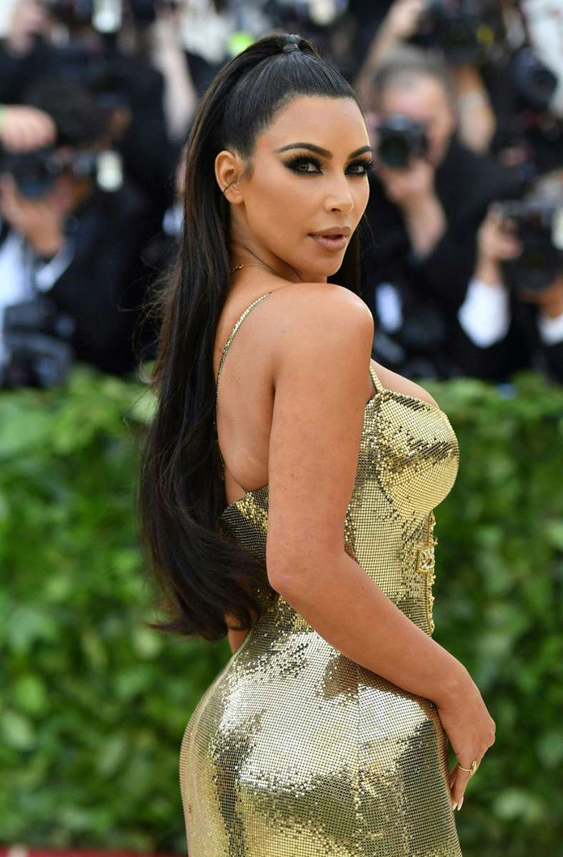 Kim Kardashian zeigt sich 2021 in einem hautengen Goldkleid.