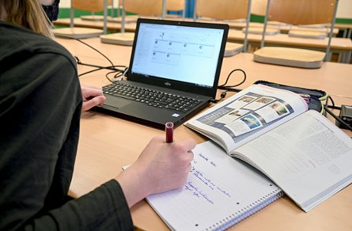 Die Jugendliche braucht für ihre Ausbildung einen Laptop (Symbolbild). Foto: dpa/Felix Kästle