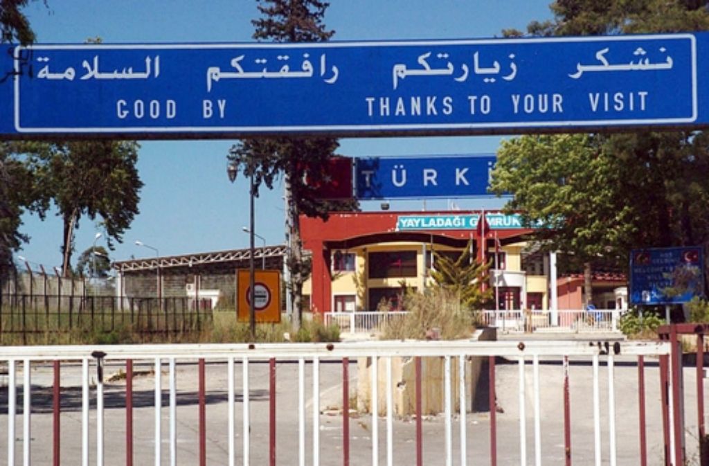 14 Übergänge sind entlang der mehr als 900 Kilometer langen türkisch-syrischen Grenze eingezeichnet. Drei davon kontrolliert bereits die Terrormiliz Islamischer Staat (IS), die restlichen verteilen sich auf fünf weitere Bürgerkriegsparteien. Foto: Sana/dpa