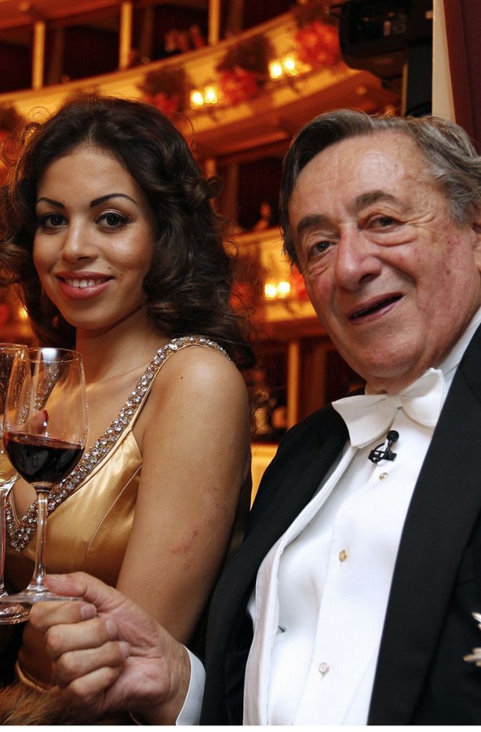 2011 begleitete Karima el-Mahroug alias Ruby Rubacuori Richard Lugner zum Opernball. Das Erscheinen des sogenanntem „Bunga-Bunga“-Mädchens des ehemaligen italienischen Ministerpräsidenten Silvio Berlusconi war ein Skandal.