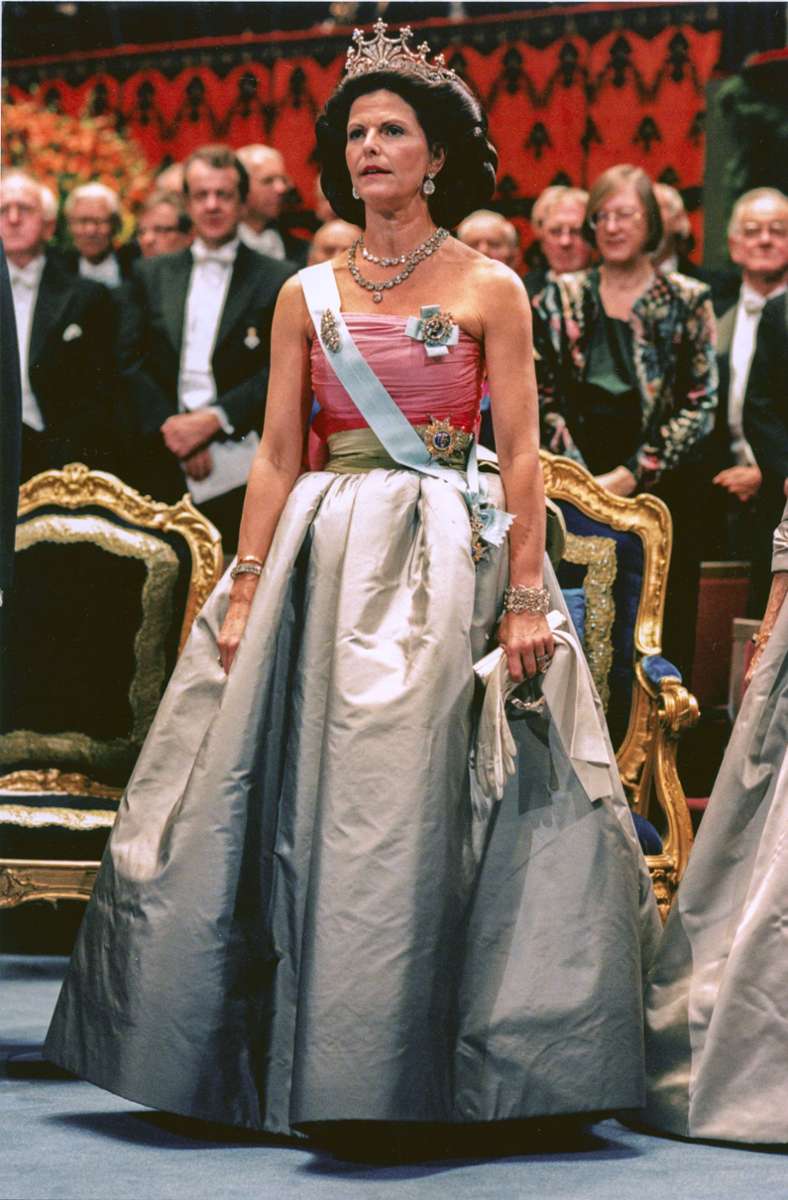 Dieses bombastische zweifarbige Kleid von Nina Ricci ist zu schade zum nur einmal tragen: Die schwedische Königin Silivia führte es 1995 zur Verleihung der Nobelpreise aus – ...