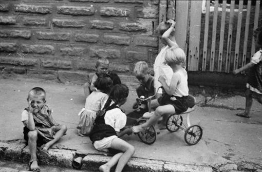 Wer 1942 ein Kind war – wie diese Steppkes in Zuffenhausen –, ist heute womöglich noch am Leben. Foto: Stadtarchiv Stuttgart