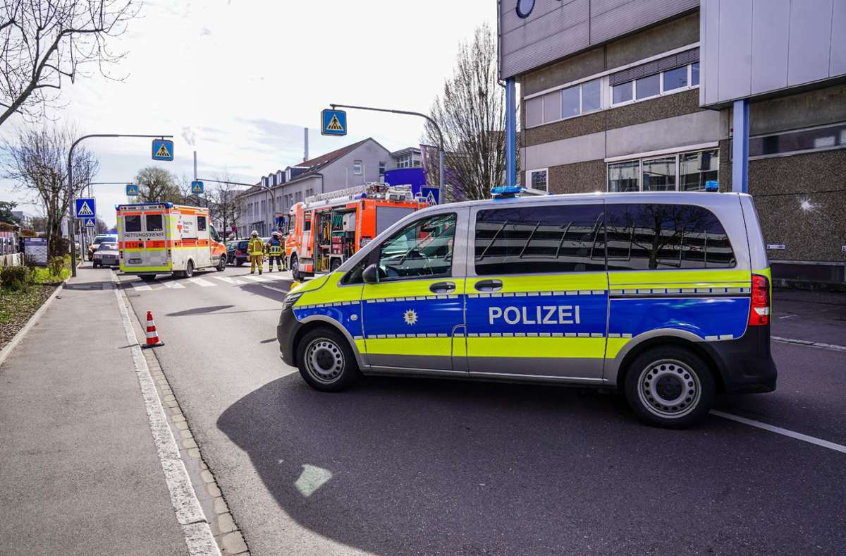 Ein 24-Jähriger nahm beim Abbiegen aus der Röntgenstraße einer 64-Jährigen die Vorfahrt und es kam zur Kollision.