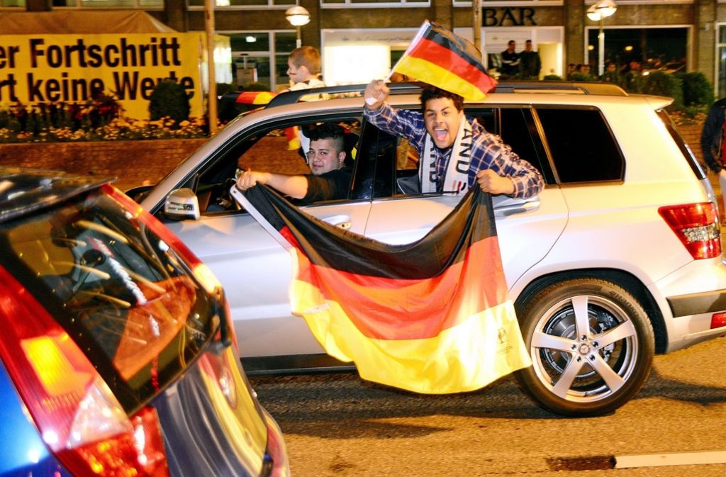 Die Fans der deutschen Nationalmannschaft fuhren hupend und...