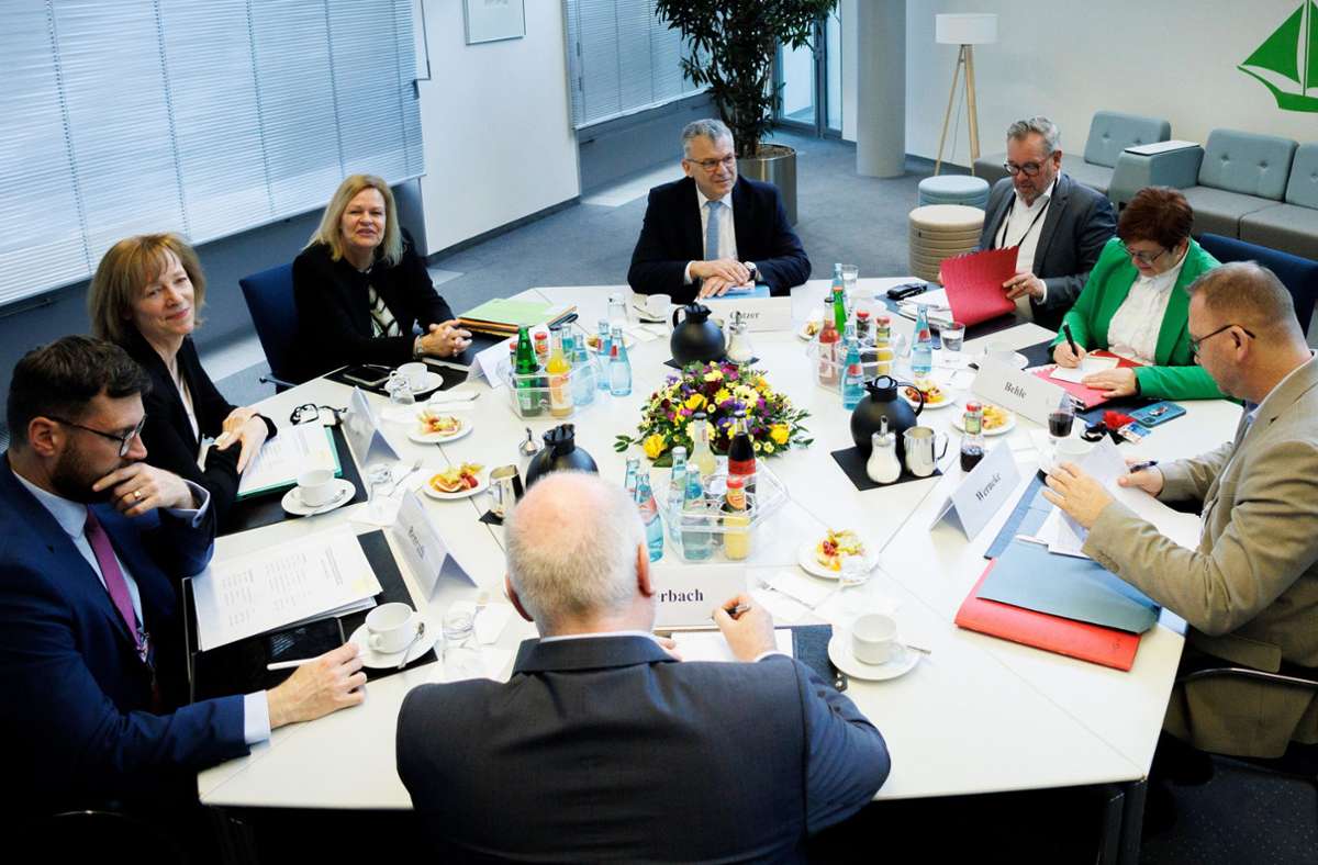 Tarifrunde am eckigen Tisch – die Verhandlungen in einem Potsdamer Kongresshotel wurden am Ende des dritten Tages abgebrochen. Foto: dpa/Carsten Koall