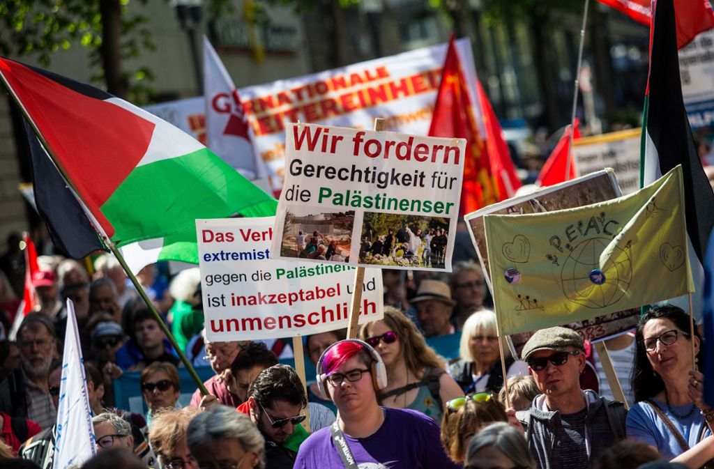 Mit Kundgebungen und Aktionen haben Hunderte Menschen in zahlreichen Städten in Baden-Württemberg für Frieden demonstriert.