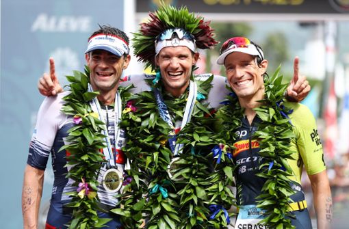 2019 jubeln auf Hawaii Jan Frodeno (Mitte)  über den ersten Platz, Sebastian Kienle über Platz drei (rechts) und der US-Amerikaner Tim O’Donnel über Platz zwei. Foto: imago/Belga