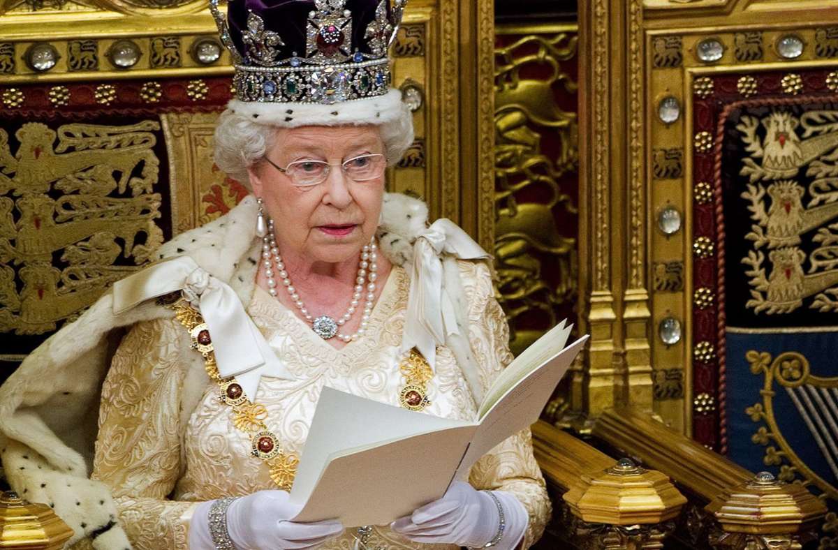 Obwohl das Parlament die Gesetze verabschiedet, muss die Queen Vorlagen, die unmittelbar ihre „persönlichen Interessen“ betreffen, zum Beispiel oft Erb- und Finanzangelegenheiten, ihre Zustimmung erteilen. Dieser „Queen’s Consent“ ist ein Gewohnheitsrecht. Laut der britischen Tageszeitung „The Guardian“ haben sowohl die Queen als auch ihr Sohn Prinz Charles, öfter als bisher angenommen, Änderungen an den Texten vorgenommen. Angeblich mindestens 1062 Mal seit der Thronbesteigung.