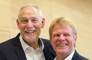 Der neue DGB-Landeschef Martin Kunzmann (links) und der Gewerkschaftsbund-Vorsitzende Reiner Hoffmann freuen sich über den gelungenen Wechsel. Foto: dpa