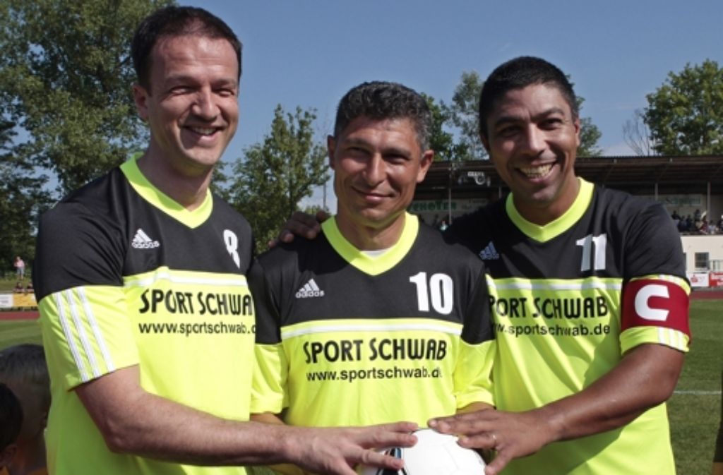 Seit seiner Zeit in Stuttgart hält Balakov den Kontakt zum VfB aufrecht. So trat er beispielsweise beim Benefizspiel „Kicken für Kinder“ im Juni 2012 gemeinsam mit den beiden anderen Spielern des „Magischen Dreiecks“ Giovane Elber (r.) und Fredi Bobic (l.) an.