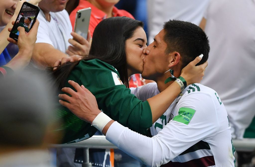 Nach dem Sieg gegen Südkorea holt sich Mexikos Edson Alvarez bei seiner Freundin Aurela seine Belohnung ab.