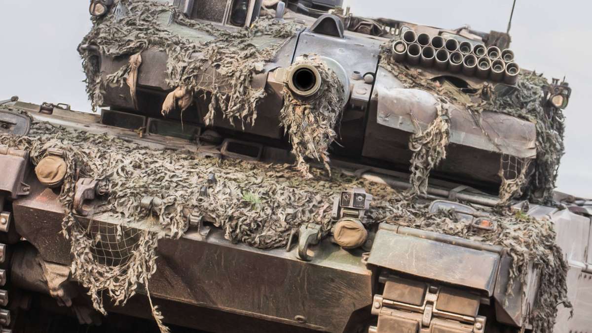  Bei einem Unfall auf einem Truppenübungsplatz in Niedersachsen sind zwei Angehörige der Bundeswehr getötet worden. Ein Panzer kollidierte mit einem Geländewagen. 