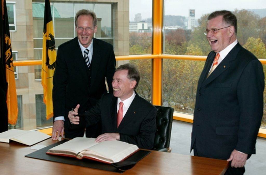 Den Antrittsbesuch von Bundespräsident Horst Köhler (Mitte) im November 2004 nimmt Teufel (r.) aber noch als Ministerpräsident wahr.
