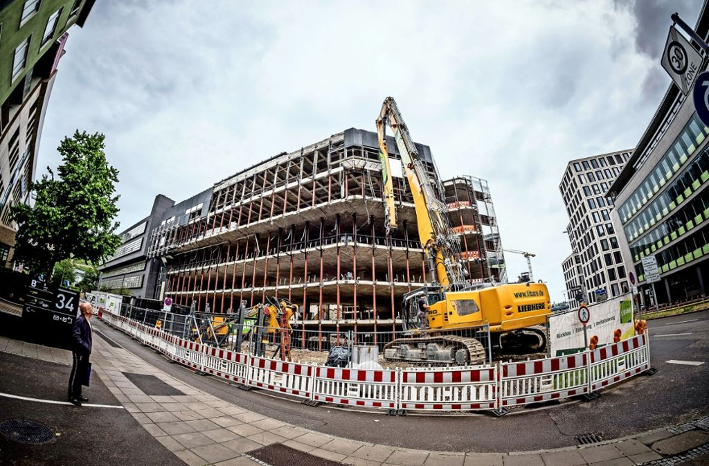 An der Kriegsbergstraße wird dieser Tage gebaggert – die alte EnBW-Zentrale wird abgerissen für ein Motel One Hotel in einem Neubau.
