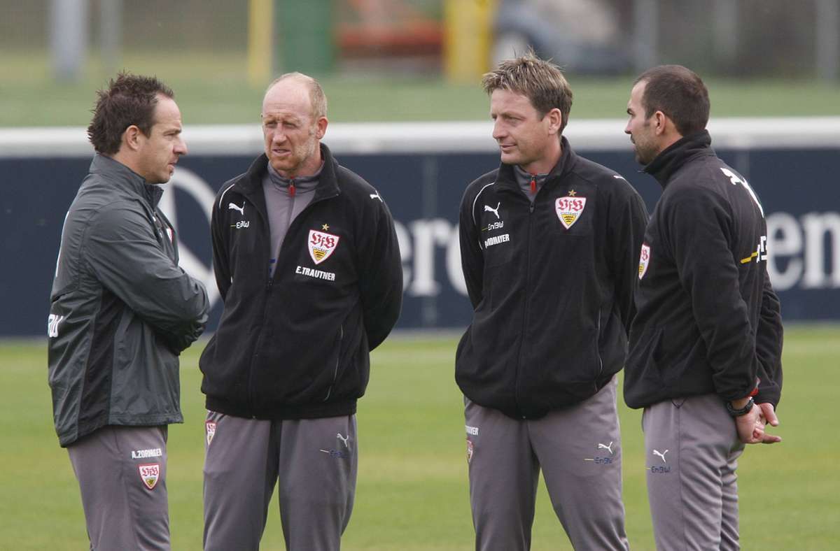 Zorniger 2009 beim VfB-Training mit Torwart-Trainer Ebbo Trautner, Co-Trainer Rainer Widmayer und Chefcoach Markus Babbel (von links).