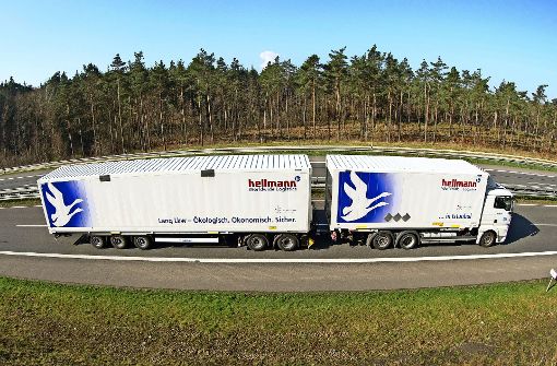 Ein Lang-Lkw  der Spedition Hellmann warb schon vor gut drei Jahren mit dem ökologischen Vorzügen von Riesenlastwagen. Damit ist es allem Anschein nach jedoch nicht sonderlich weit her. Foto: dpa