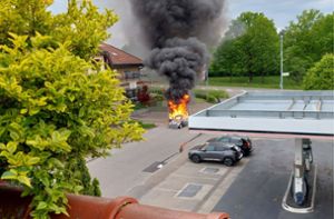 Flammen schlagen aus Motorraum – Auto brennt aus