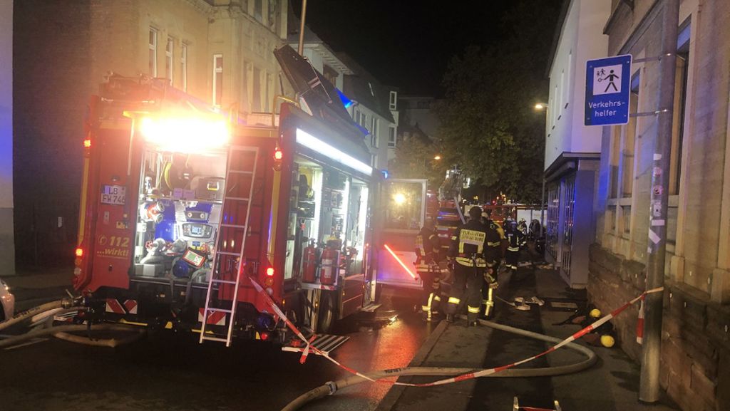 Brand in Ludwigsburg: Imbiss in Flammen – Feuerwehr evakuiert Nachbarhaus