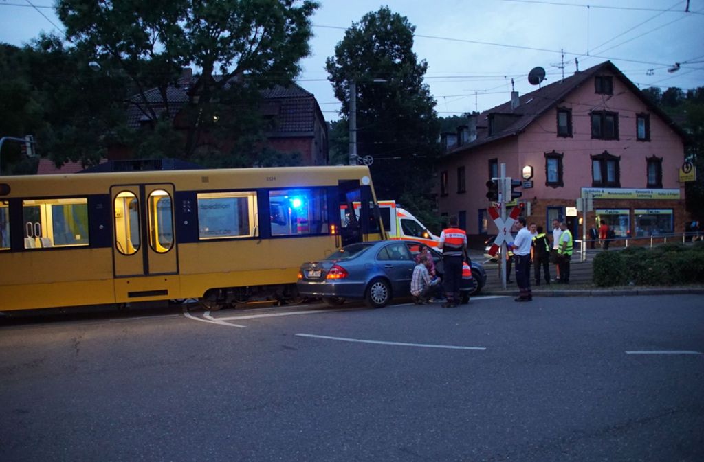 Eine Autofahrerin übersah gegen 20.45 Uhr an der Böblinger Straße in Stuttgart-Süd eine Bahn der Linie U1.