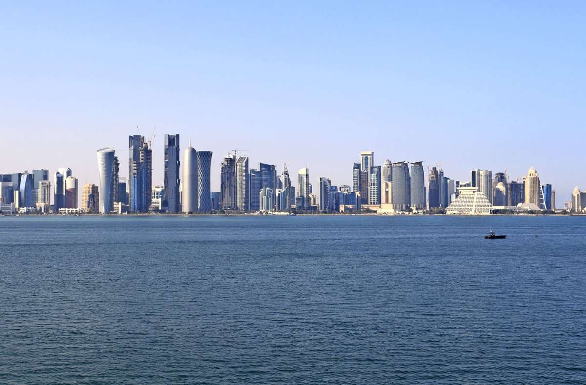 Das Leben konzentriert sich im Wesentlichen auf die Hauptstadt Doha mit ihren Wolkenkratzern: Ein Großteil der Katarer lebt in der Hauptstadt, insgesamt sind es etwa 1,2 Millionen Menschen. Die Skyline der Stadt ist weltberühmt. Doha hat eine Größe von etwa 230 Quadratkilometern. Das entspricht in etwa der Größe der Stadt Duisburg.