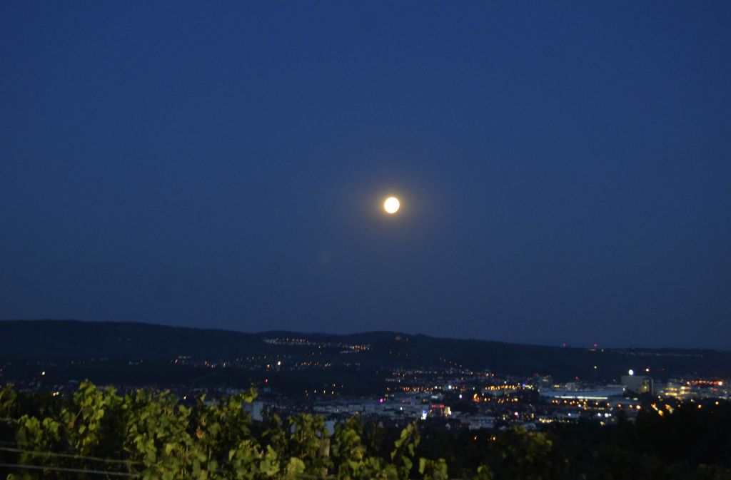 Ein klarer Himmel über Stuttgart ermöglichte einen freien Blick auf den Mond.