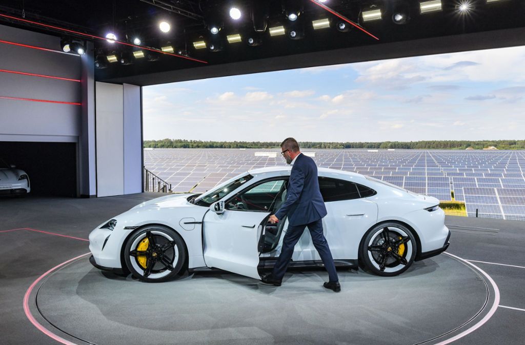 Porsche-Chef Nikolaus Blume vor dem neuen Porsche Taycan.