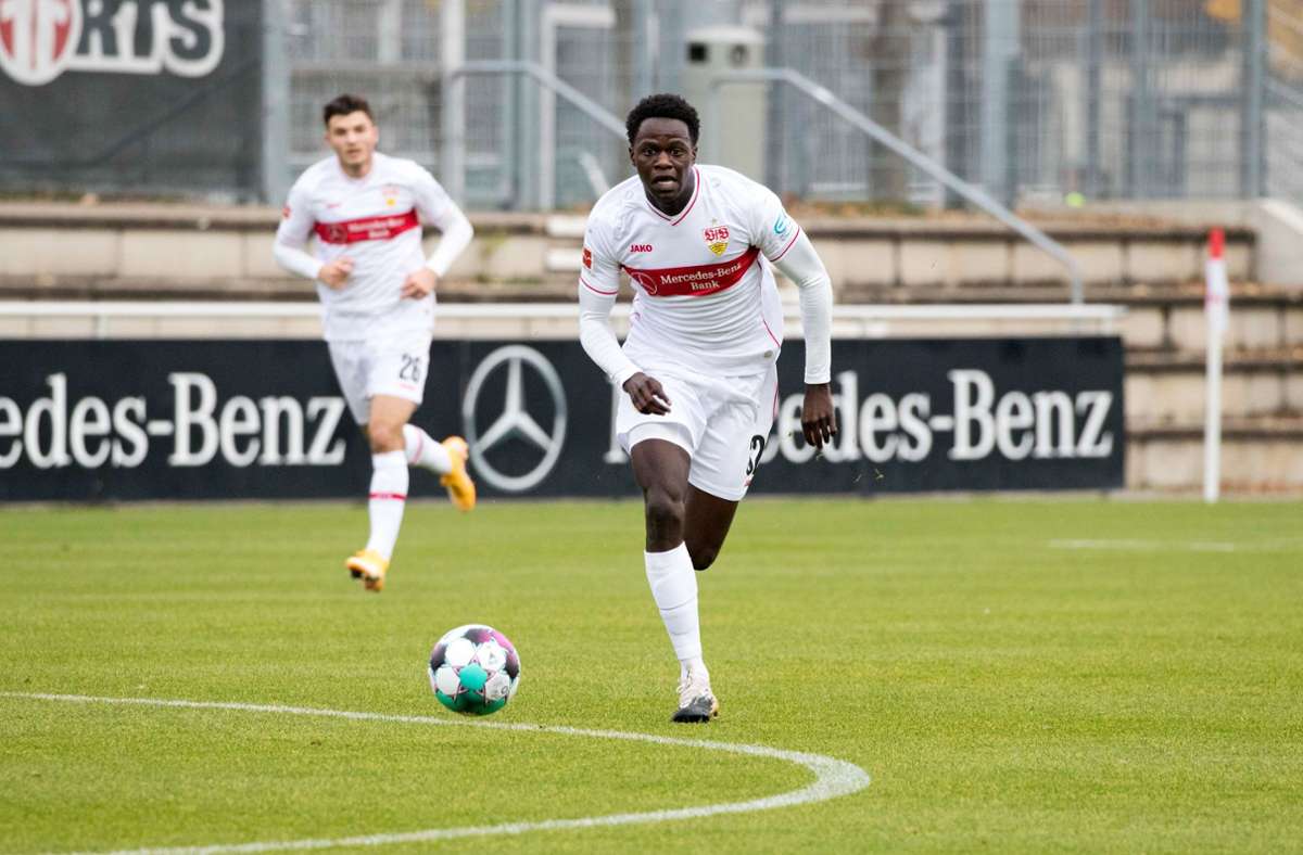 Erstmals für die VfB-Profis am Ball: der junge Franzose Naouirou Ahamada.