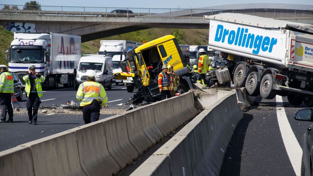 Unfall auf der A8 bei Rutesheim: Lkw durchbricht Betonwand und schanzt auf Gegenfahrbahn