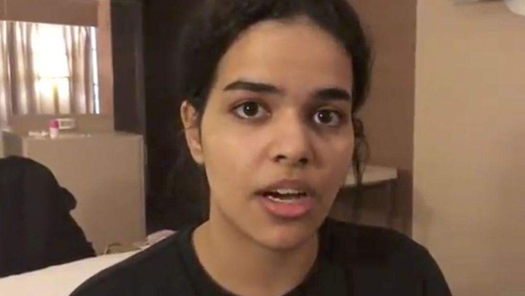  Eine Frau aus Saudi-Arabien hat in Thailand vergeblich um Asyl gesucht. Ihre Familie bedrohe sie mit dem Tod, sagt die 18-Jährige, die verzweifelte Hilferufe über Twitter absetzte. 