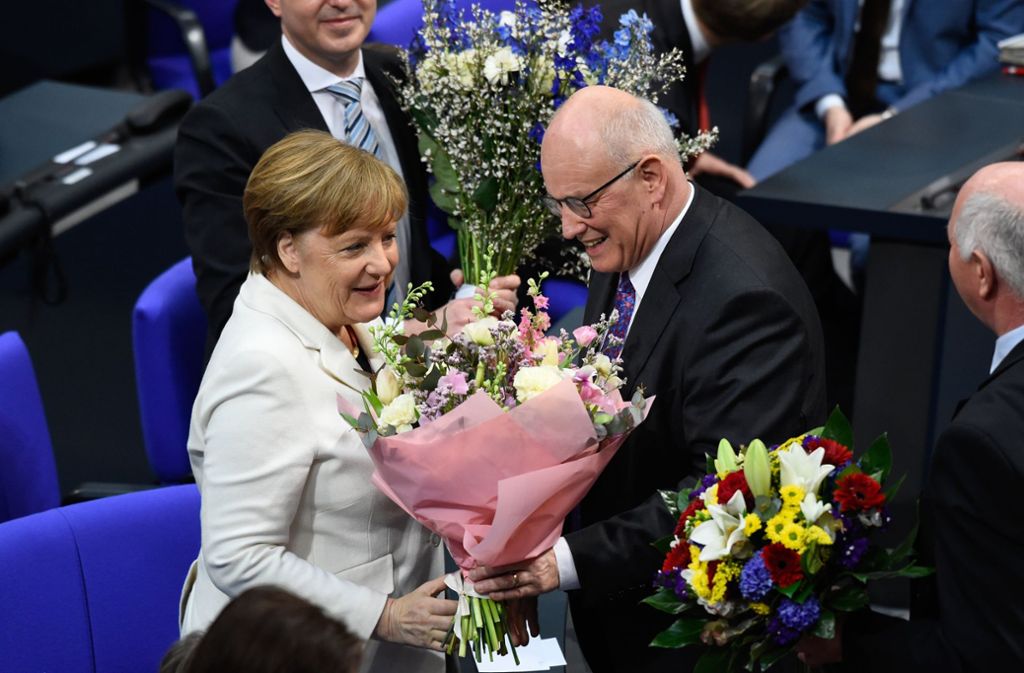Volker Kauder überreicht seiner Parteikollegin einen Blumenstrauß.