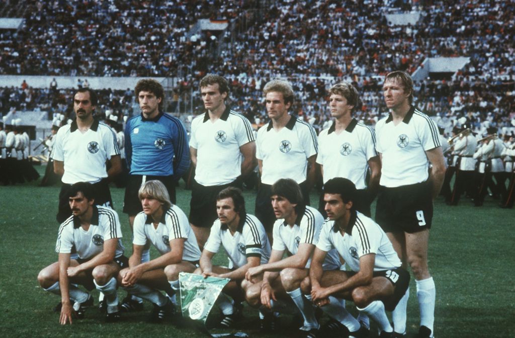 Die deutsche Fußballnationalmannschaft mit Förster (zweiter von rechts, oben) nimmt im Olympiastadion in Rom bei der Europameisterschaft Aufstellung für ein Teamfoto.