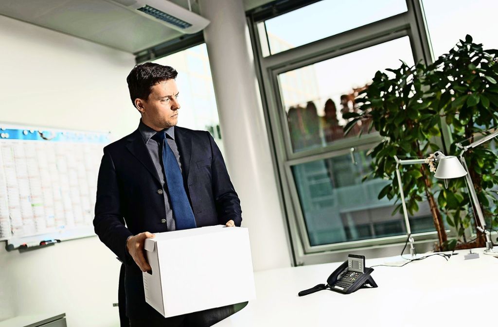 Ende oder Neuanfang? Ein Angestellter muss sein Büro räumen. Foto: dpa/Alexander Heinl